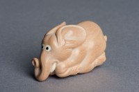 http://www.arturmoser.de/files/gimgs/th-30_Anders als die Anderen, Birnbaum, Geweih, Ebenholz, Mammutelfenbein 4,5 x 3 x 2 cm.jpg